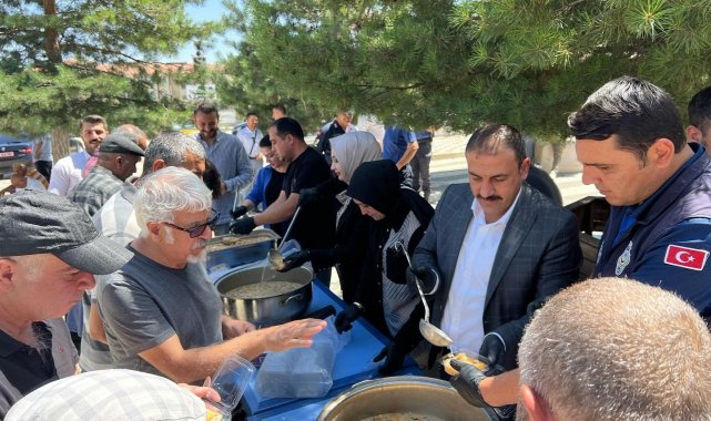 Çiçekdağı Belediyesi vatandaşa 'Aşure' dagıttı