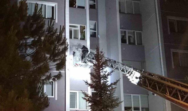 Çilingir kapıyı açamayınca iş itfaiyeye düştü: Pencereden girerek kapıyı açtılar