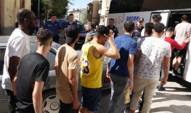 Çorum'da Afgan ve Irak uyruklu 60 kaçak göçmen yakalandı