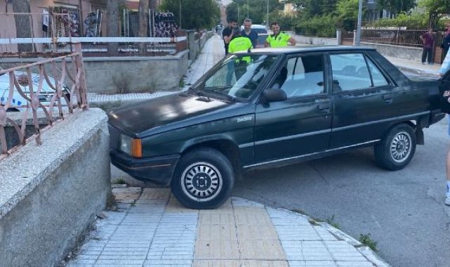 Çorum'da iki otomobilin çalan kadın şüpheli, polisin takibiyle yakalandı