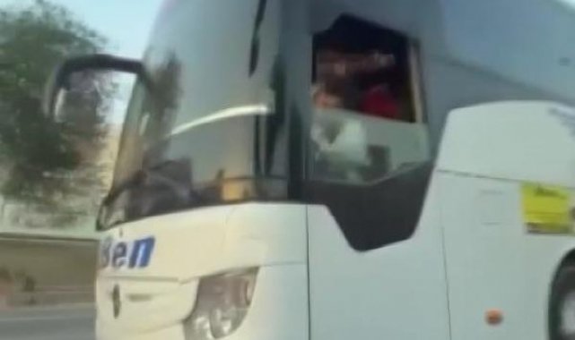 D-100'de şerit değiştirme gerginliği; otobüs şoförü otomobile su şişesi fırlattı