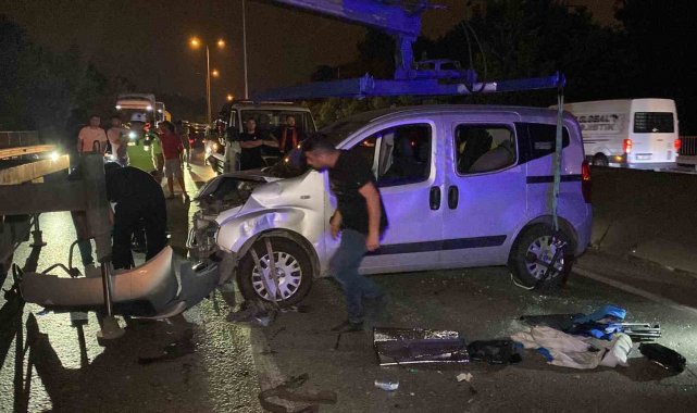 D-130'daki kazada araçlar takla attı, trafik durdu