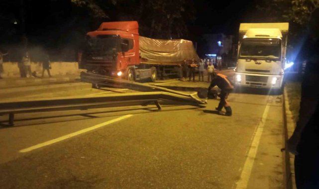 D-650'de tırın çarptığı bariyer yola savruldu, trafik durdu