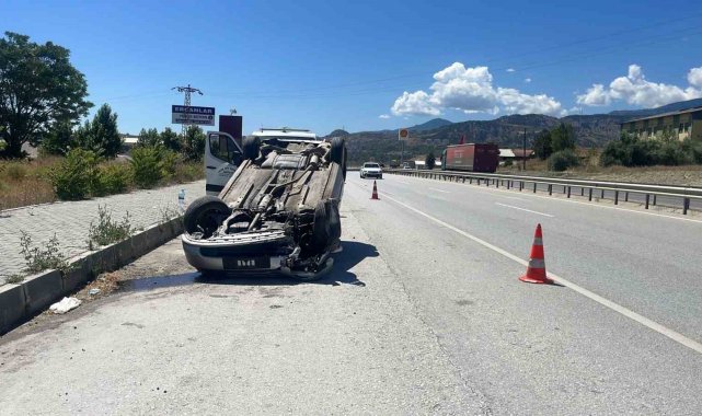 D100'de bariyerlere çarpan otomobil takla attı: 1 yaralı