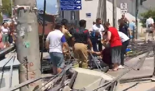 Demir profil yüklü kamyonet, kırmızıda bekleyen otomobille motosiklete çarptı; 2 yaralı