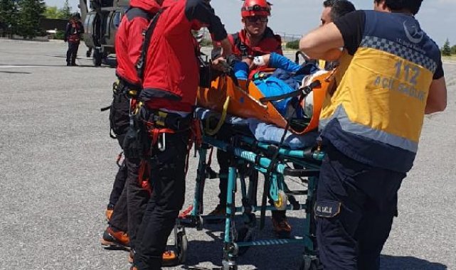 Demirkazık'a tırmanırken düşünce ayağı kırılan dağcıya helikopterli kurtarma