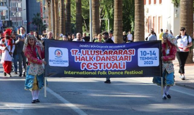 Denizli'de, 'Uluslararası Halk Dansları Festivali' kortej yürüyüşüyle başladı