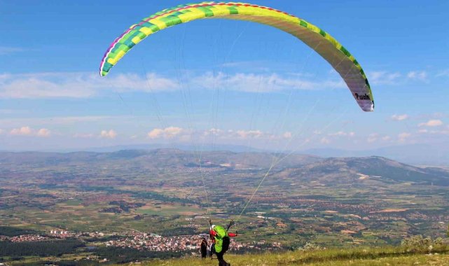 Denizli'nin ilçeleri yamaç paraşütü tutkunlarının gözdesi haline geliyor