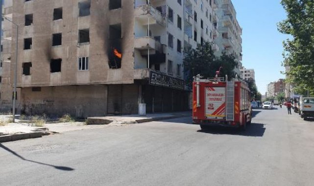 Depremde ağır hasar gören boş binada dairenin ateşe verildiği iddiası