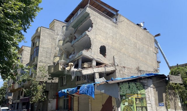 Depremde arkaya eğim alan apartman mahalleliyi tedirgin ediyor