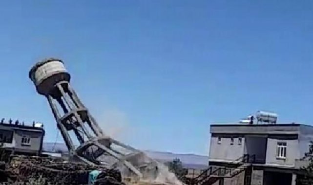 Depremde hasar gören su kulesi, kontrollü olarak yıkıldı