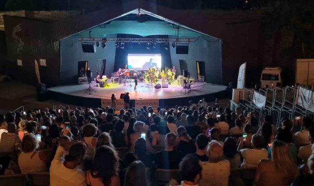 Depremzede çocuklar için söylediler