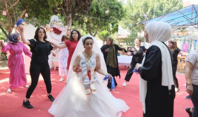 Depremzede zihinsel engelli Gamze'nin düğün hayalini komşuları gerçekleştirdi