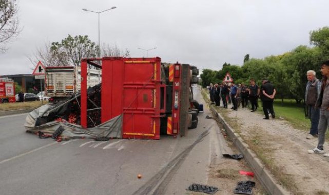 Devrilen TIR'ın sürücüsü yaralandı, meyve yükü yola saçıldı