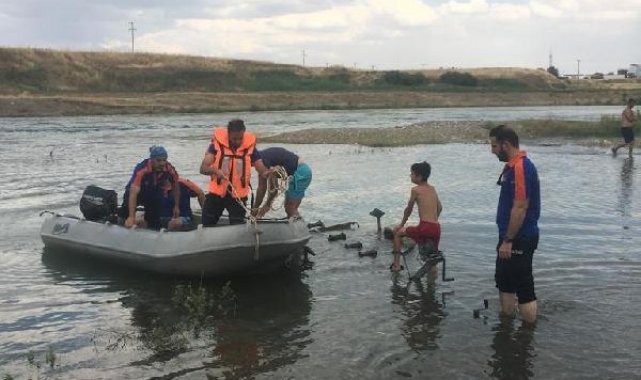 Dicle Nehri'nde mahsur kalan 16 kişiyi AFAD kurtardı