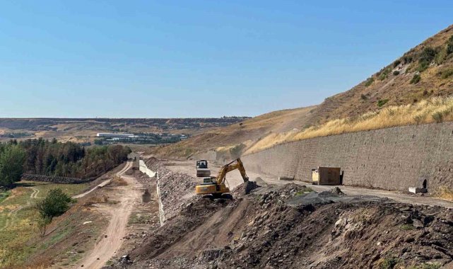 Diyarbakır'da kent merkezi ve kırsalda asfalt çalışmaları devam ediyor