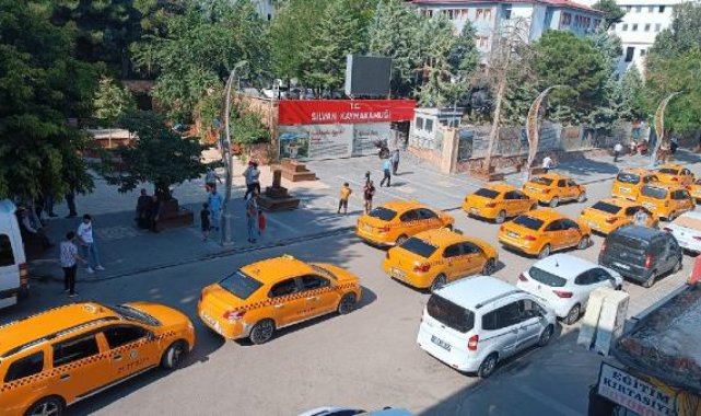 Diyarbakır'da taksiciler konvoy oluşturarak taksimetre ücretlerine zam istedi