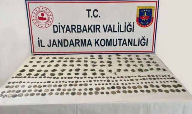 Diyarbakır'da tarihi sikkeleri 200 bin dolara satmaya çalışırken yakalandılar
