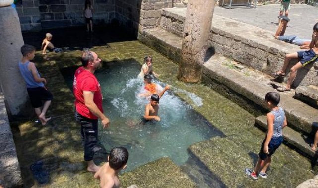 Diyarbakır'da termometreler 44 dereceyi gösterdi; çocuklar süs havuzuna akın etti