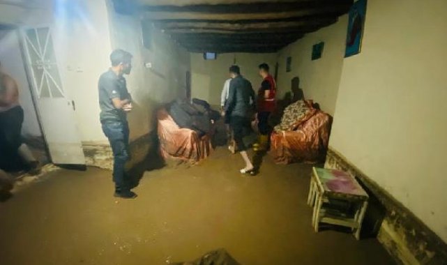 Doğubayazıt'ta sağanak sele neden oldu; evleri su bastı