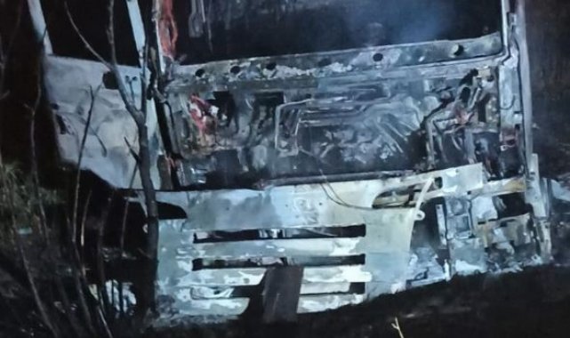Dorsesi devrilen tır alev aldı: 2 yaralı