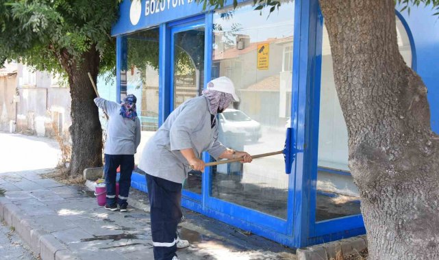Duraklarda temizlik çalışmaları devam ediyor
