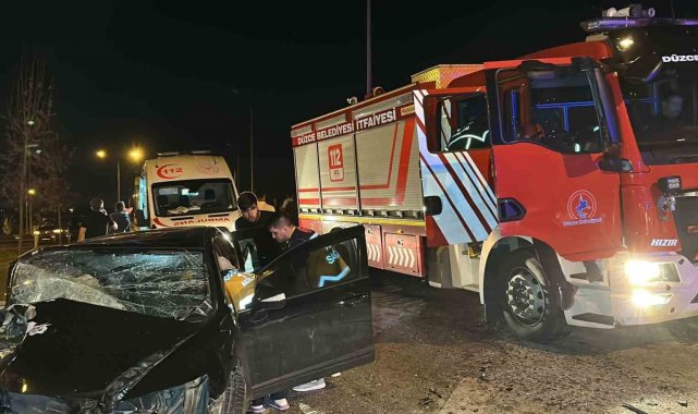 Düzce'de iki araç kafa kafaya çarpıştı: 2 ölü, 11 yaralı