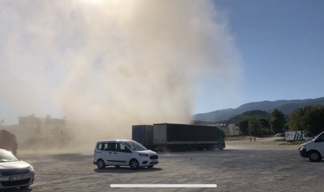Edremit'te kısa süreli oluşan hortum amatör kameralara yansıdı