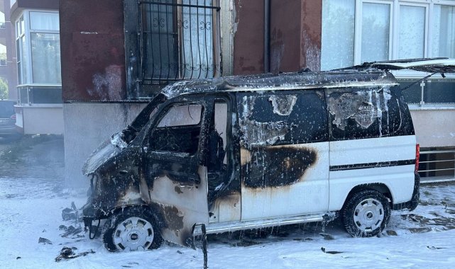 Edremit'te park halindeki minibüs yandı