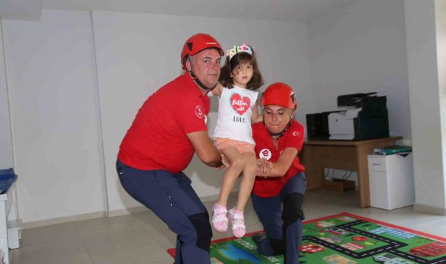Efeler'in çocuklarına deprem eğitimi verildi