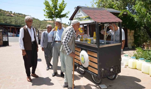 Eğil'de peygamber kabirlerini ziyarete gelen vatandaşa limonata ikramı