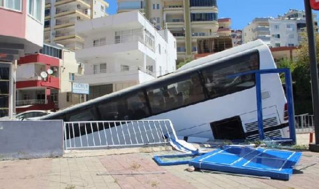 Eğimli yolda hareket eden park halindeki otobüs önce otomobile sonra markete çarptı