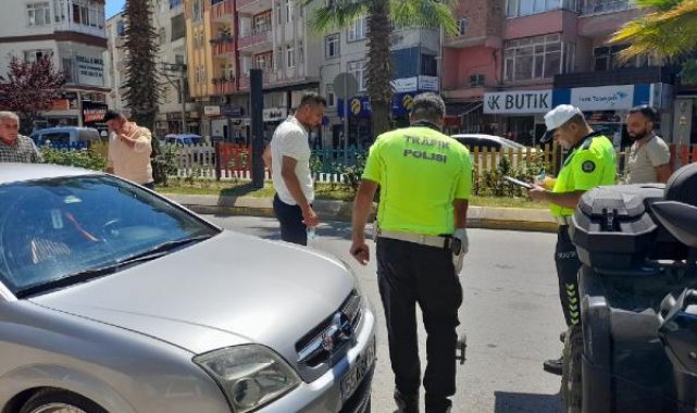 Ehliyetsiz sürücü, motosikletle yaya ve otomobile çarptı: 3 yaralı
