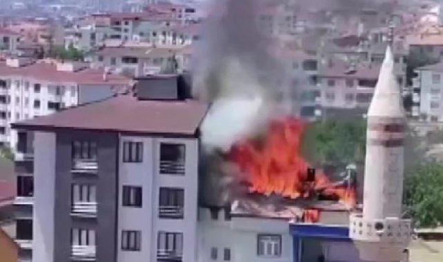 Elazığ'da 3 katlı binanın çatısında yangın