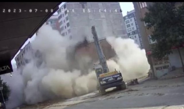 Elazığ'da boşaltılan 6 katlı bina yıkım sırasında çöktü