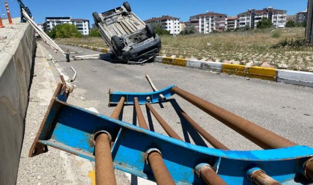 Elazığ'da hafif ticari araç üst geçitten düştü: 2 yaralı