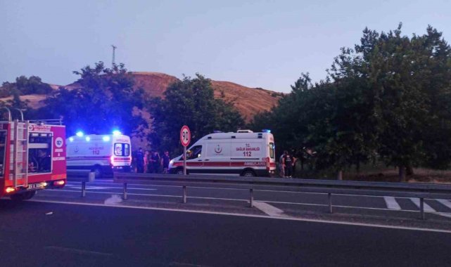Elazığ'da otomobil şarampole uçtu: 4 yaralı