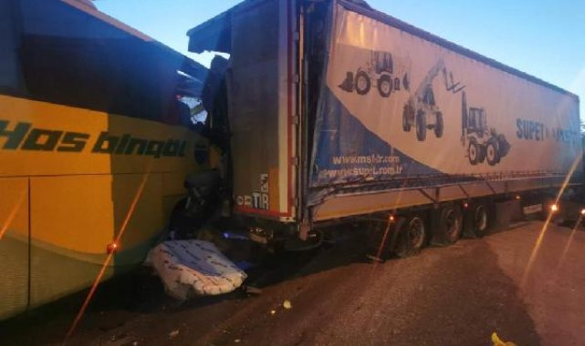 Elazığ'da yolcu otobüsü TIR'a arkadan çarptı: 1 ölü, 34 yaralı