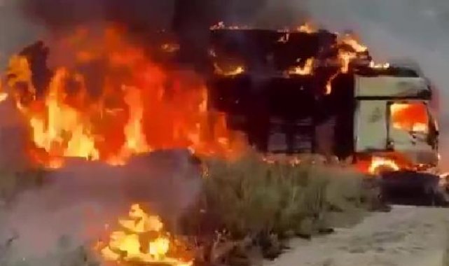 Elektrik kablolarına takılan saman balyası yüklü kamyon yandı
