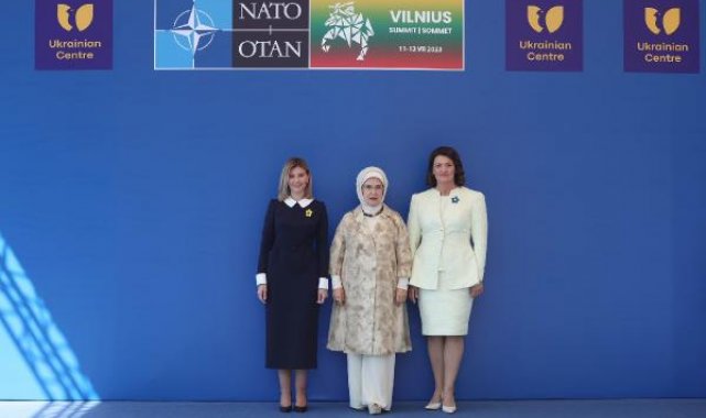 Emine Erdoğan, lider eşleriyle Ukrayna Merkezi'ni ziyaret etti
