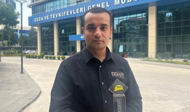 Enkazdan çıkıp, can kurtaran CEKUT gönüllüsüne Bakan Tunç'tan plaket