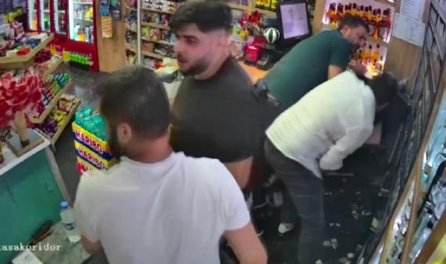 Esenyurt'ta 2 kişinin öldüğü tekel bayisine silahlı saldırı anı güvenlik kamerasına yansıdı