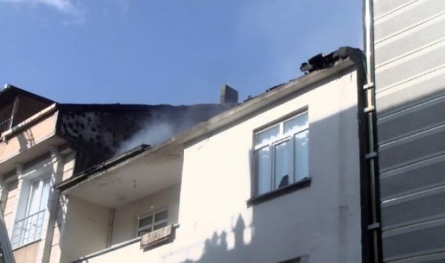 Esenyurt'ta çatıda çıkan yangın beş binanın çatısına sıçradı