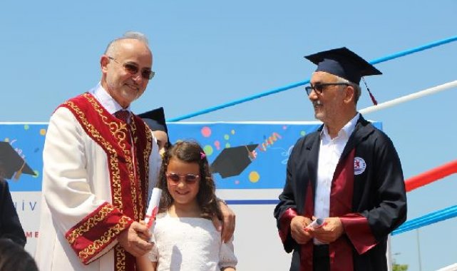 Eski rektör Hukuk Fakültesi'ni bitirdi, diplomasını yeni rektörden aldı