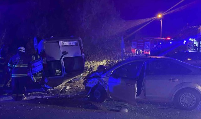 Eskişehir'de iki araç çarpıştı: 1'i ağır 6 kişi yaralı