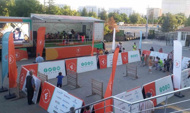 Etkinlik tırı Karaman'da depremzede çocuklarla buluştu