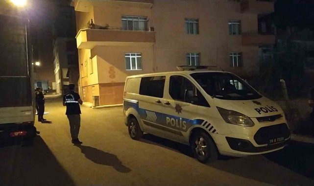Evin camlarını kabza ile kırdılar havaya ateş edip kaçtılar