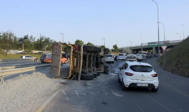 Eyüpsultan'da çakıl yüklü kamyon devrildi: 2 yaralı