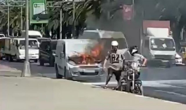 Fatih'te hafif ticari araç alev alev yandı