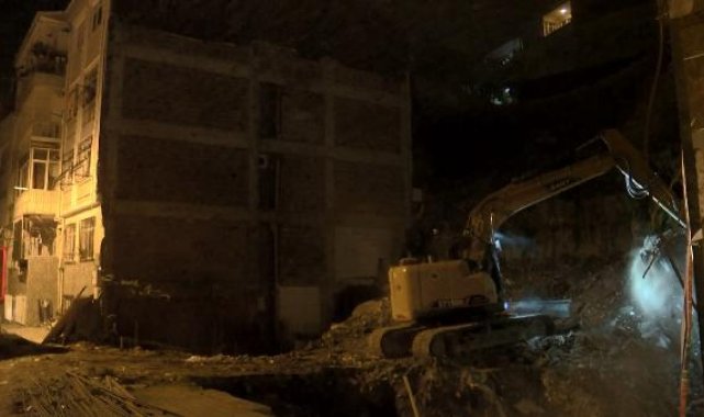 Fatih'te inşaat alanındaki yanlış kazı, yan binanın duvarını yıktı
